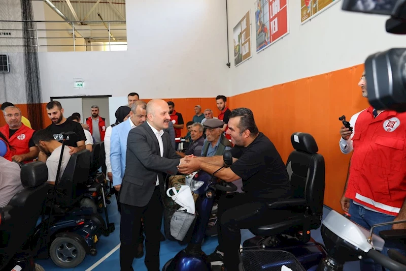Adıyaman’da engelli vatandaşlara akülü sandalye desteği 