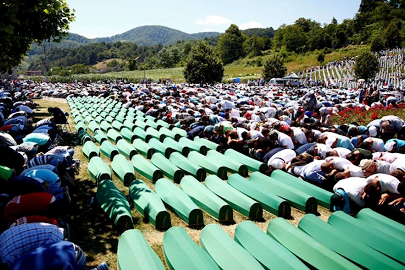 Srebrenitsa katliamının 30