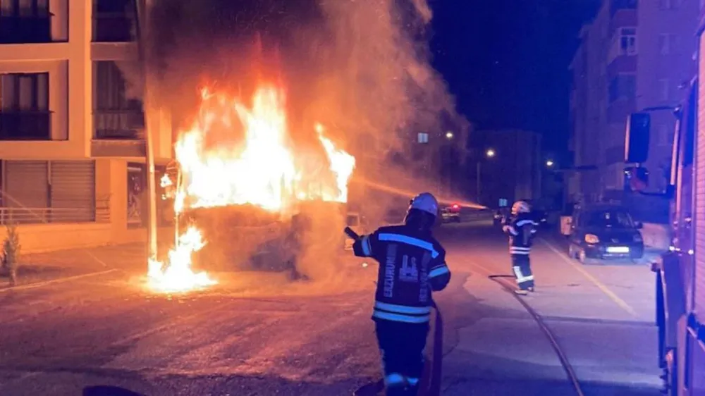Erzurum’da park halindeki halk otobüsü aniden alev aldı