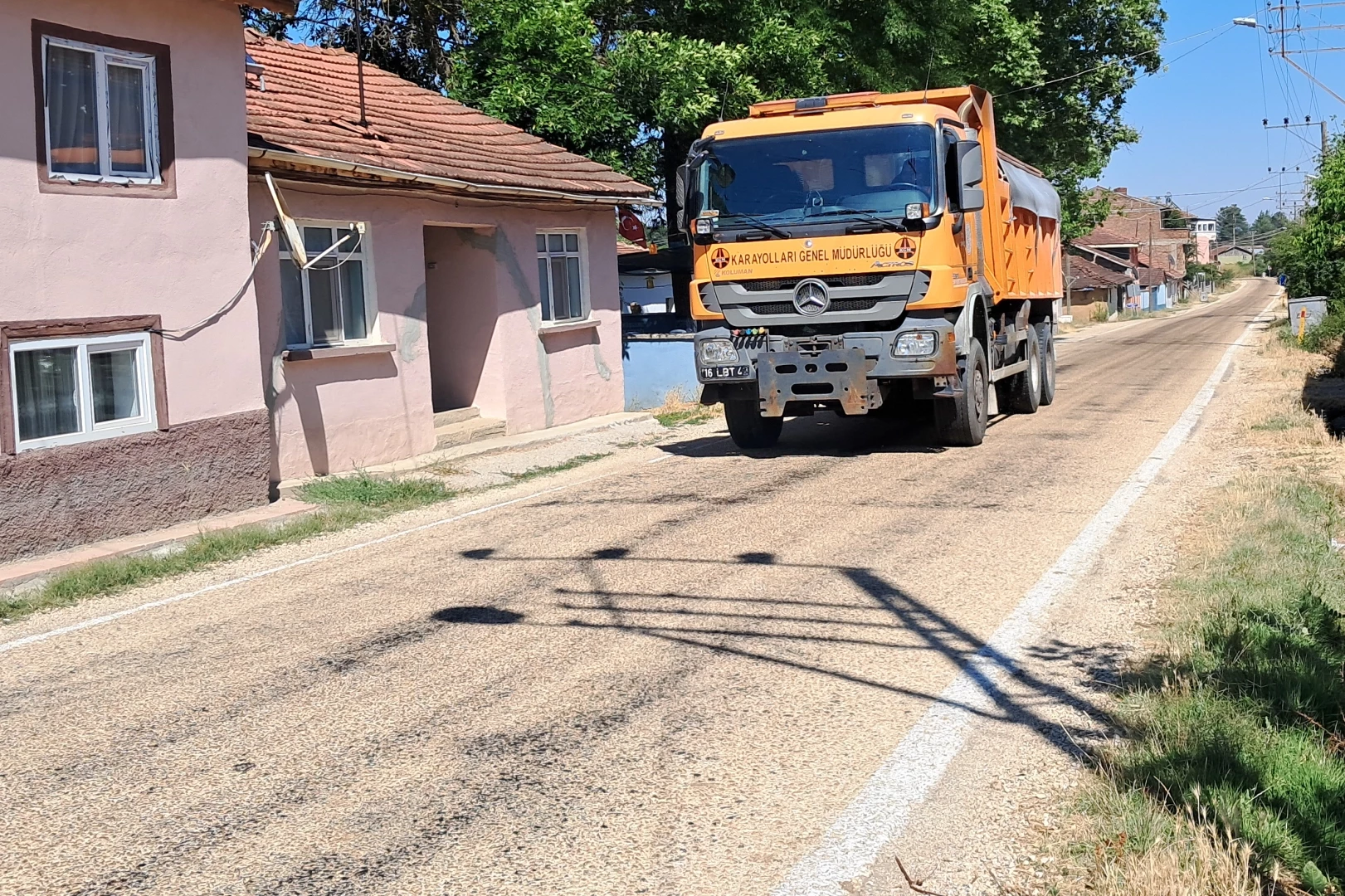 Bilecik’te eriyen asfalta karayollarından acil müdahale!