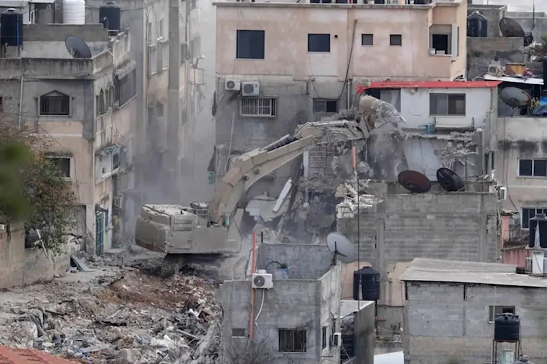 Siyonist işgalciler Filistinlilere ait evleri yıkmaya devam ediyor