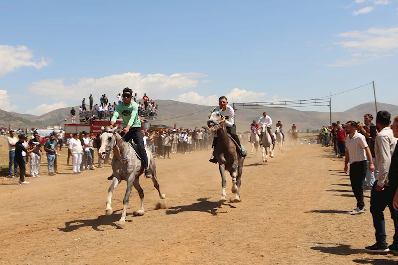 Bingöl’de yapılan geleneksel etkinlikte, yarışmacılar hünerlerini gösterdi