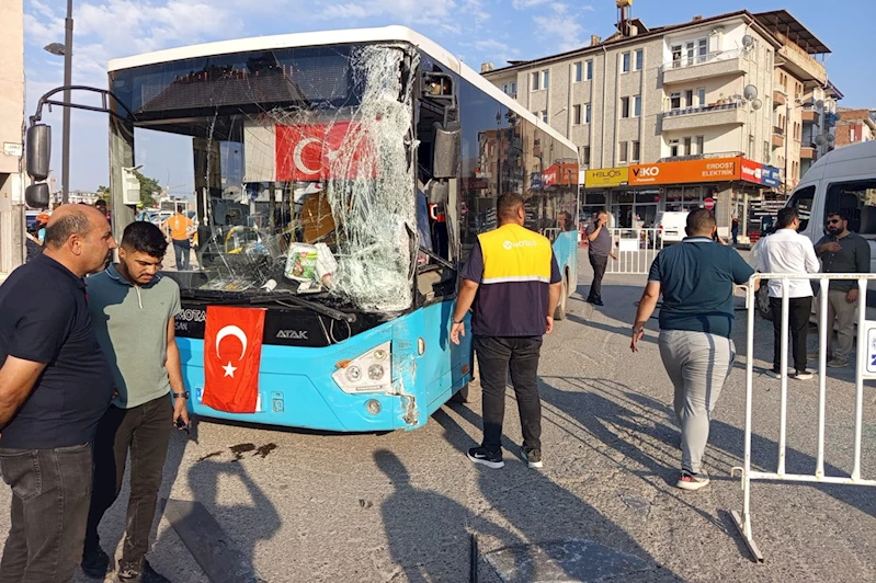 Şehir içi otobüs ile yolcu minibüsü çarpıştı: 5 yaralı