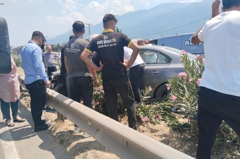 Bursa’da kaza: Araç bariyerlere çarptı, sürücü sıkıştı