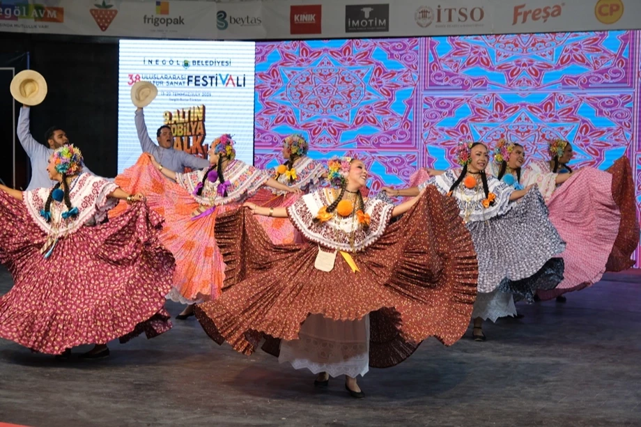 Bursa İnegöl’de kültürün renkleri sahneye taştı