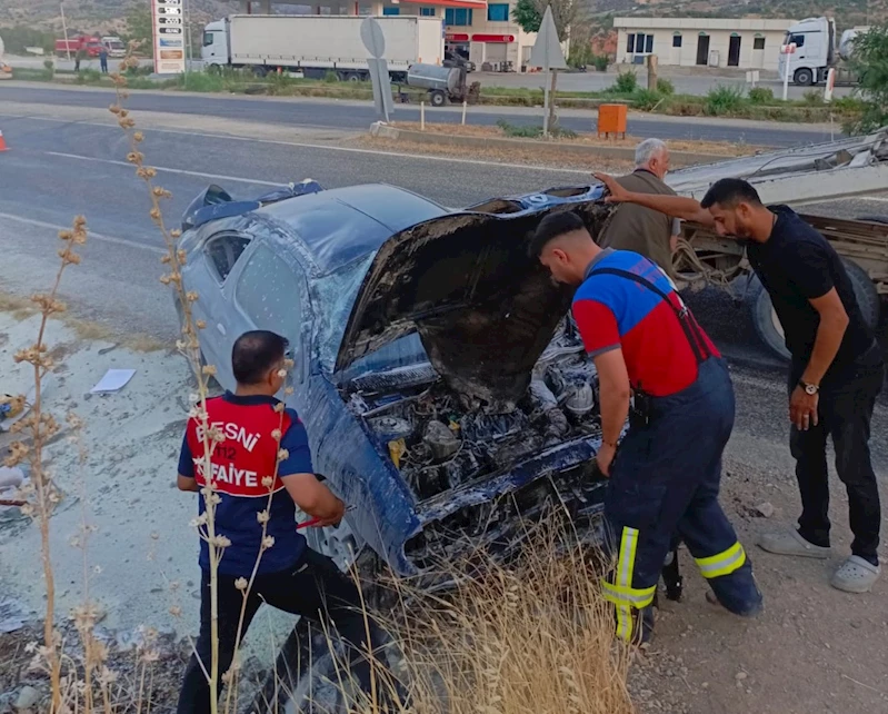 Devrilen otomobil sürücüsü ağır yaralandı  - Videolu Haber