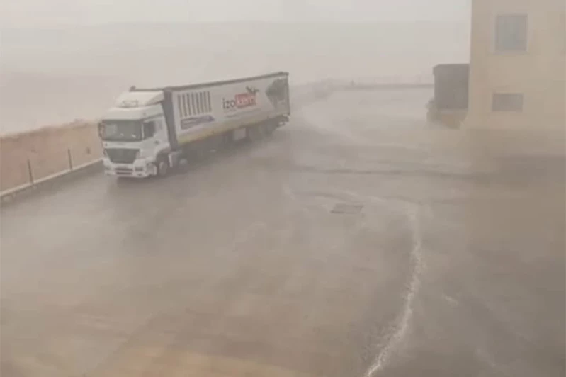 Şanlıurfa’da fırtına ve sağanak yağış bölgesel olarak etkili oldu