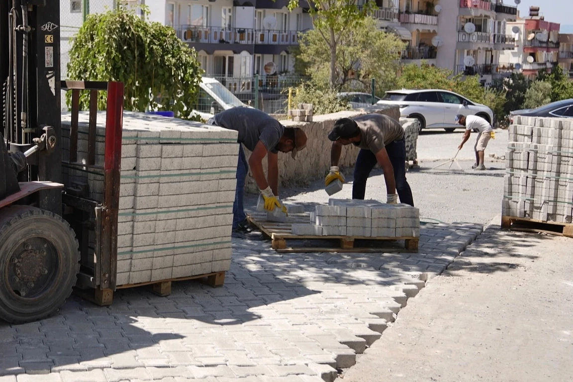 Ayvalık’ta yol ve kaldırımlar baştan aşağı yenileniyor