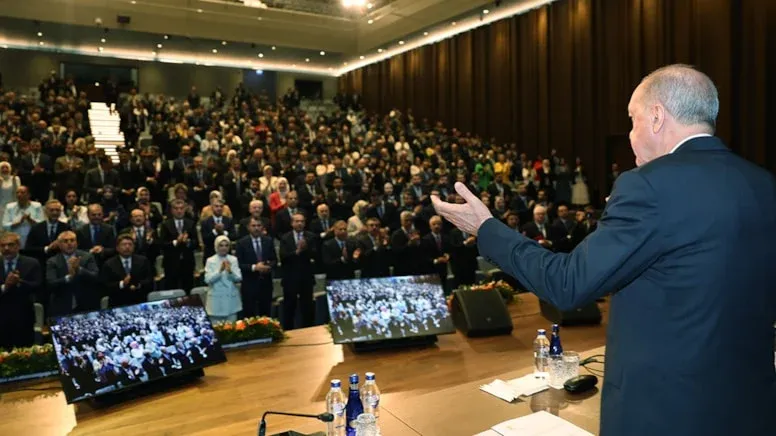 Erdoğan’ın önünde bakan eleştirisi