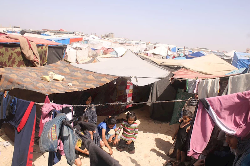 Çocuklar çadırlarda sıcaktan bayılıyor: Gökyüzü yakıyor, yeryüzü susuyor