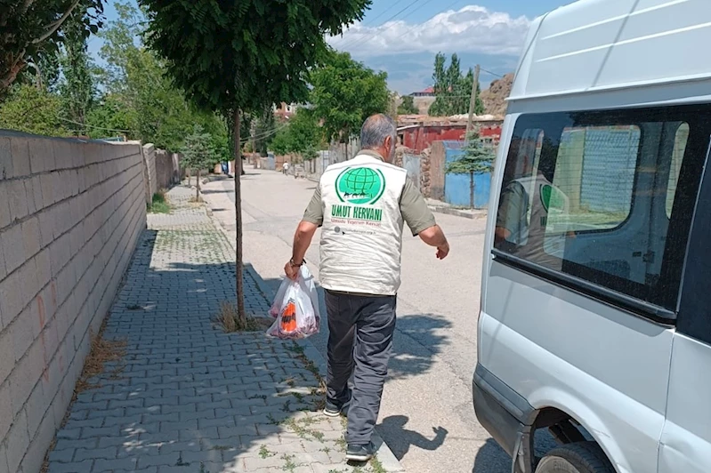 Umut Kervanı Doğubayazıt Temsilciliği tarafından ihtiyaç sahibi ailelere kırmızı et yardımı