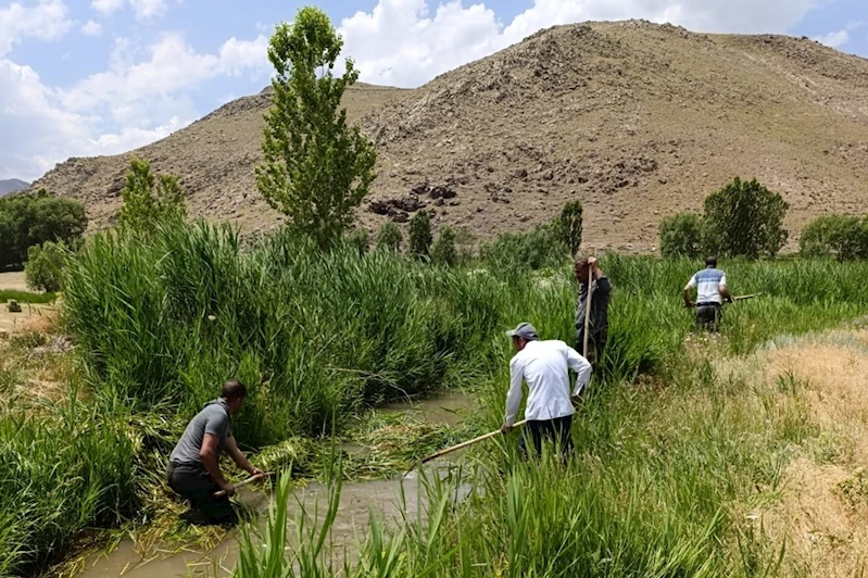 Köylüler imece usulü ile tıkanmış kanalları açıyor