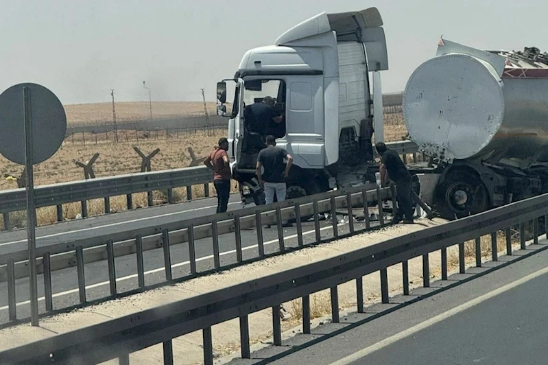 Kontrolden çıkan tanker, demir bariyerlere çarparak durabildi 