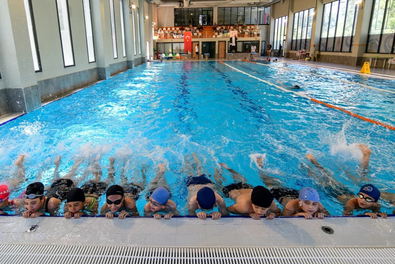 İzmir Bornova’da yazın ritmi yüzme havuzlarında atıyor