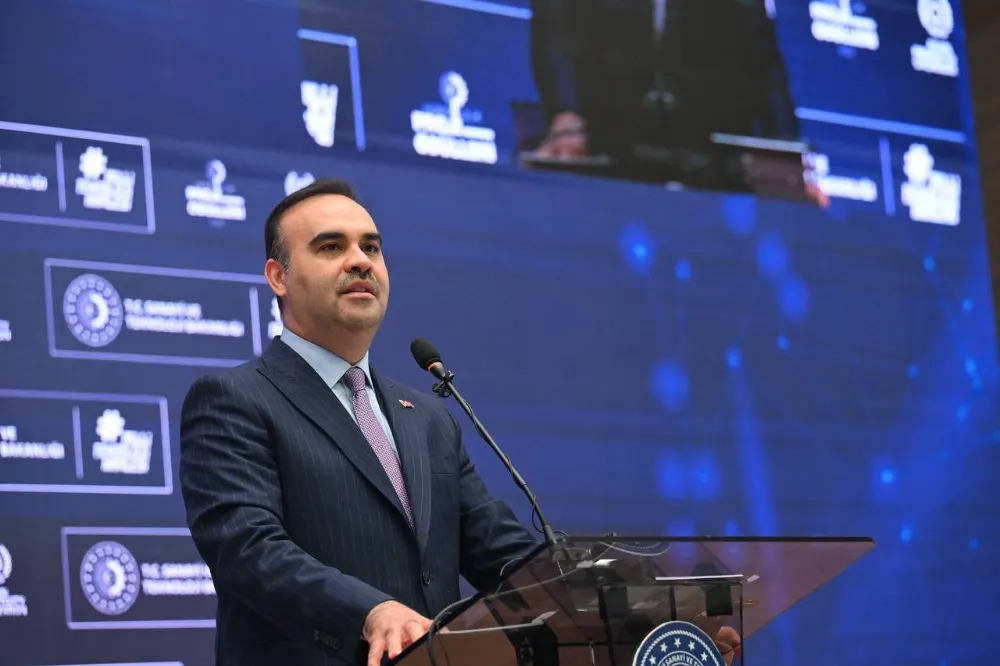 Türk Öğrenciler Bilim Olimpiyatlarında Madalyalarla Döndü: Bakan Kacır’dan Tebrik