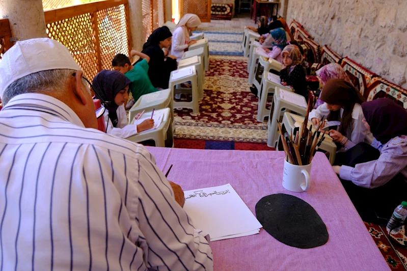 Çocuklar Kur’an’la birlikte hat sanatını da öğreniyor