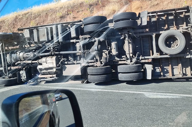 Elazığ-Diyarbakır karayolunda tır devrildi
