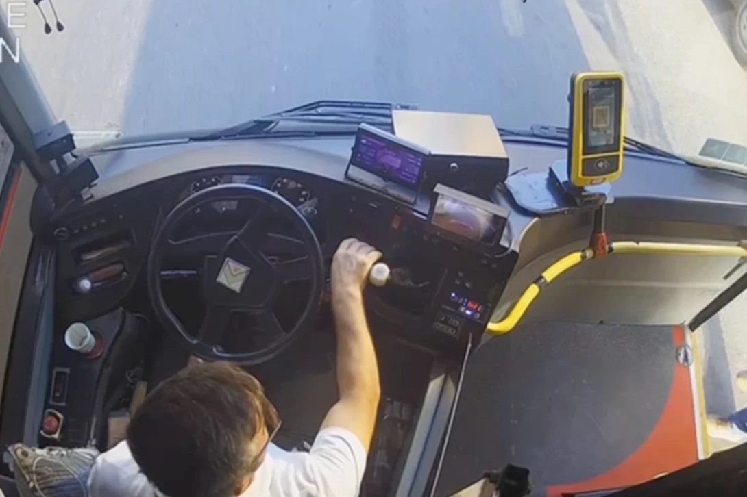 İETT kaptanı hayat kurtardı... Hastalanan yolcuyu acile yetiştirdi