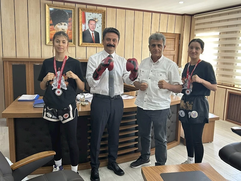 Şampiyon sporcular Besni Kaymakamı Aslan’ı ziyaret 