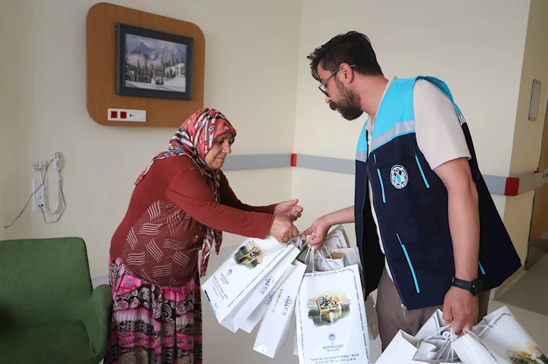 Battalgazi Belediyesi hasta refakatçilerine destek seti dağıttı