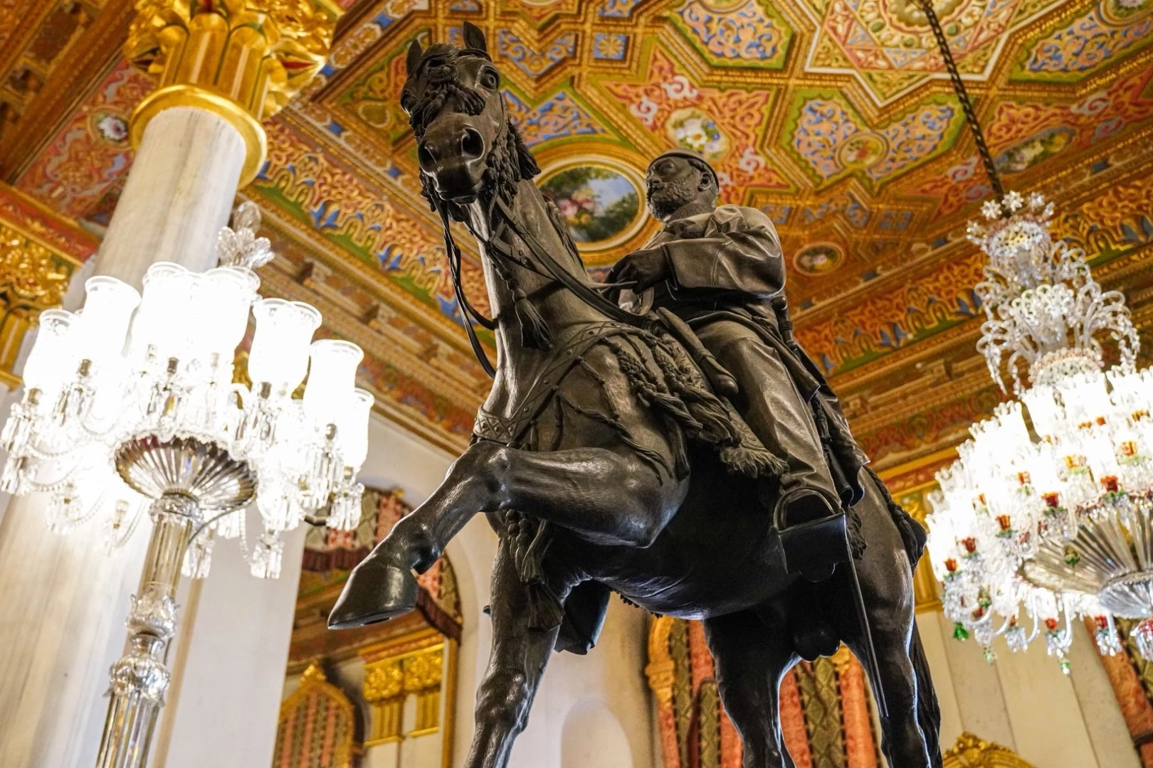 Sultan Abdülaziz’in atlı heykeli Beylerbeyi