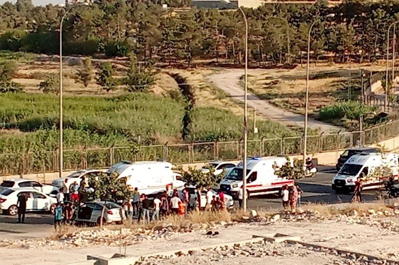 Aracın direğe çarpması nedeniyle kaldırımda yürüyen genç baygınlık geçirdi