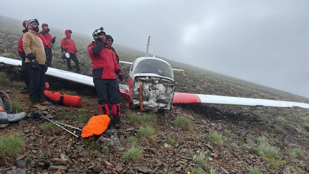 Vali Baydaş, gece boyunca sürdürülen arama kurtarma çalışmaları neticesinde, Rize Jandarma Arama Kurtarma JAK ile İkizdere Arama Kurtarma İDAK ekipleri tarafından saat 06.24 itibarıyla uçağa ulaşıldığı bilgisini paylaştı.