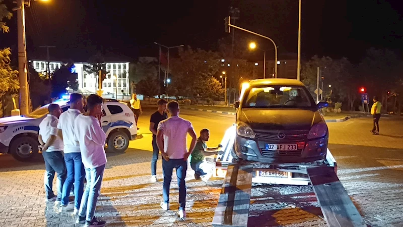 Otomobille hafif ticari araç çarpıştı: 4 yaralı  - Videolu Haber