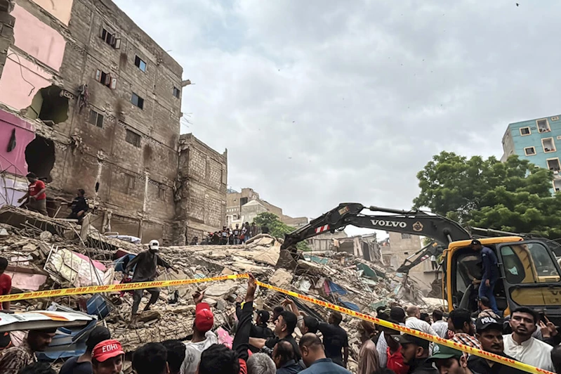 Pakistan’da 5 katlı bina çöktü: 5 ölü