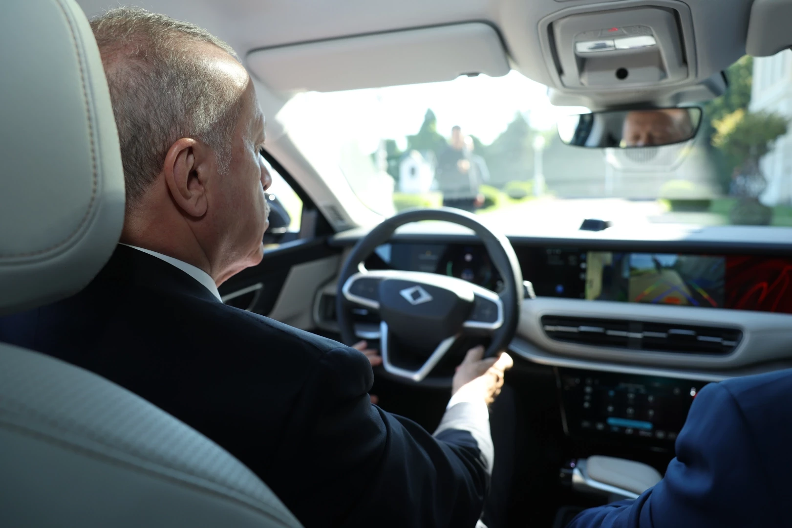 Cumhurbaşkanı Erdoğan, Togg T10F Sedan modelini test etti... Erdoğan Togg T10F
