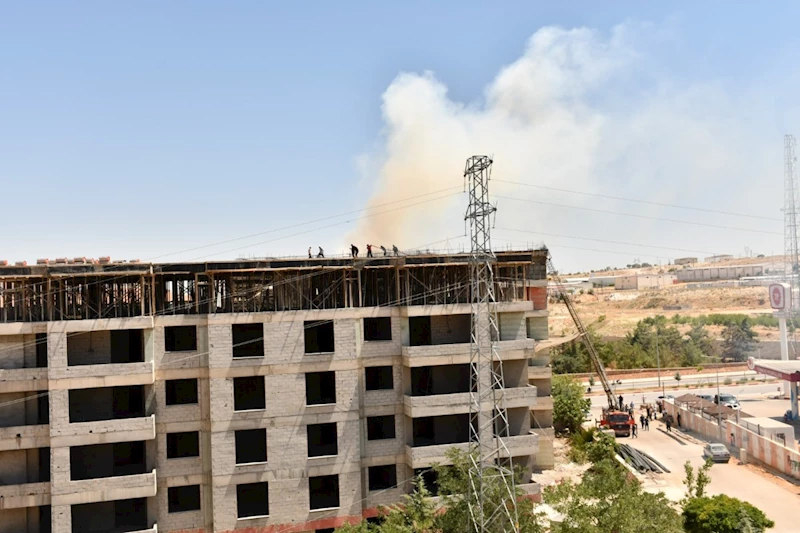 Besni’de 6 katlı inşaatın son katında çıkan yangın paniğe neden oldu  - Videolu Haber