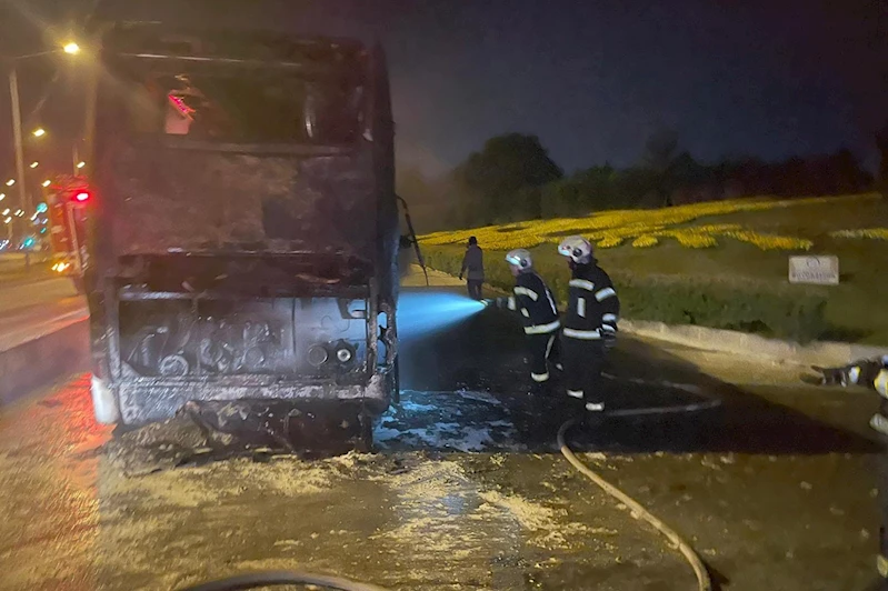 Alev alan otobüs kullanılamaz hale geldi