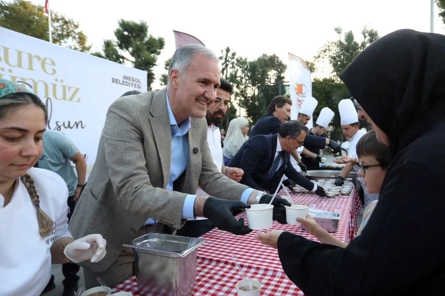 Bursa İnegöl’ün yeni meydanında aşure kazanları kaynadı