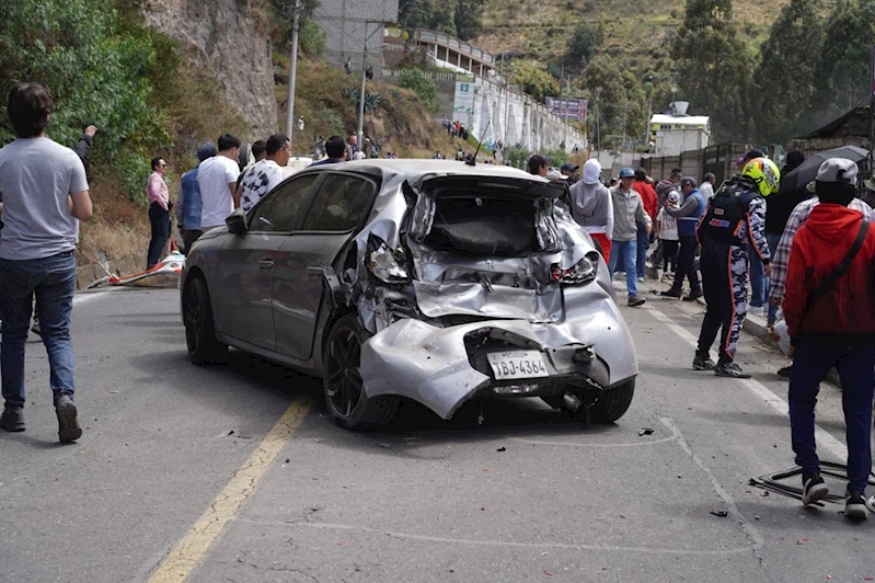 Araç seyircilerin arasına daldı: 2 ölü, 18 yaralı