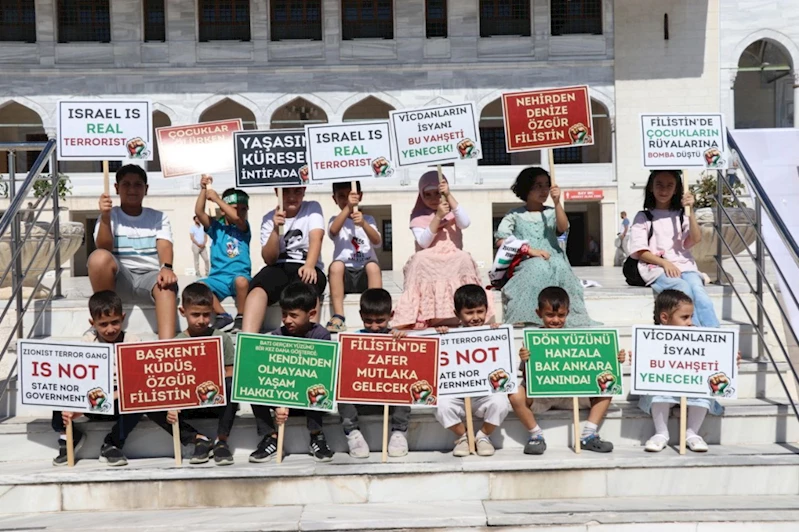 Büyük Gazze yürüyüşü için çocukların açtığı pankartlar dikkat çekiyor