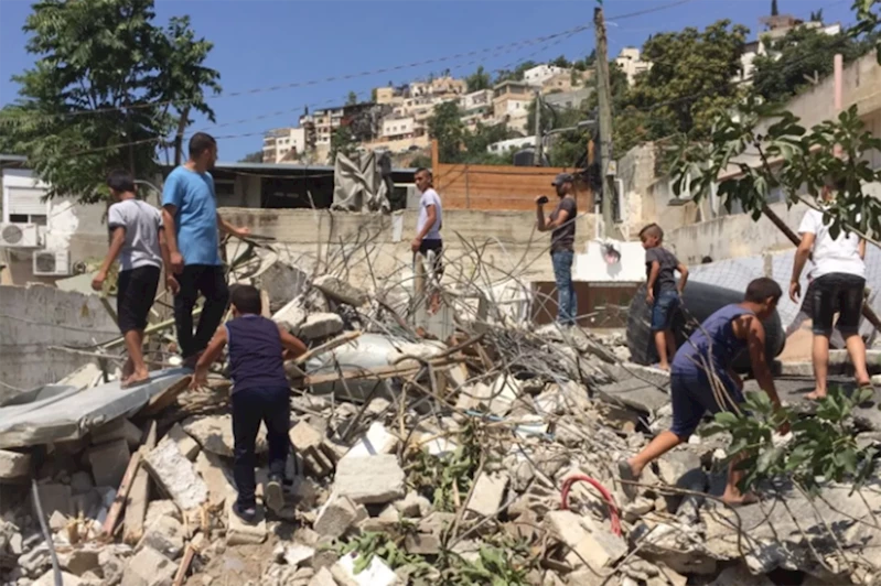 Kudüslü aileler evlerini kendi elleriyle yıkmaya zorlanıyor
