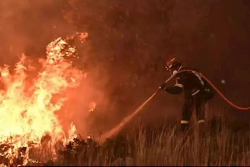 Yunanistan’da yangın otoparka sıçradı