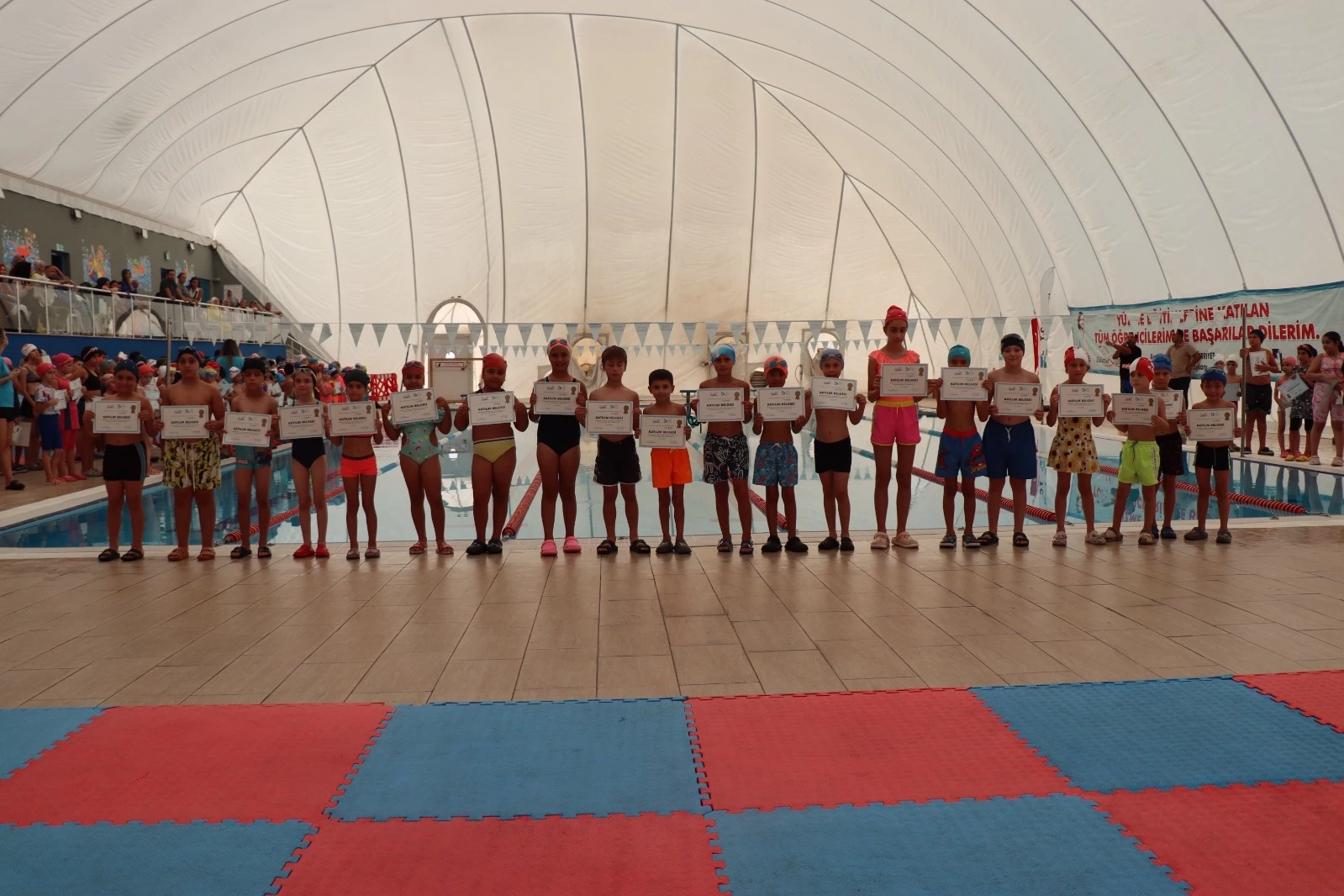 İzmit Yüzme Bilmeyen Kalmasın Projesinde sertifika heyecanı