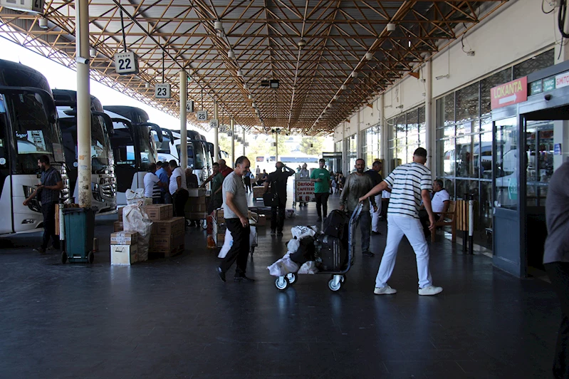 Yolcu otobüsünden büyük saygısızlık: Sabah namazı kılmak isteyen yolcuyu yolun ortasında bıraktı