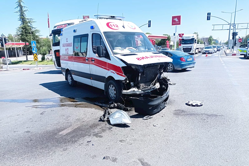 Kaza ihbarına giden ambulans kaza yaptı