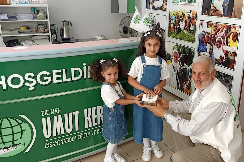 Minik kardeşler kumbaralarını Gazze için bağışladı