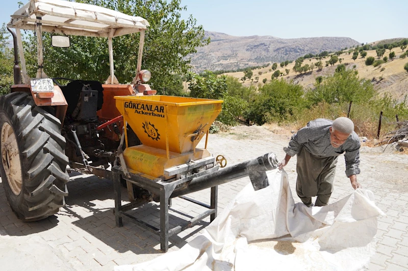 Geçimini sağlamak için traktörüne bağlı yem kırma makinesiyle köy köy geziyor   - Videolu Haber