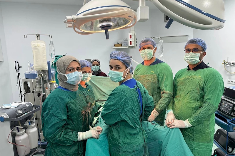 Kilo şikayetiyle hastaneye başvuran hastanın karnında 6,5 kiloluk dev kitle çıkarıldı