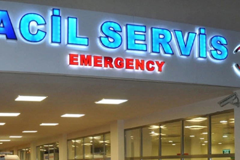 Ambulans ile kamyonet çarpıştı: 5 yaralı