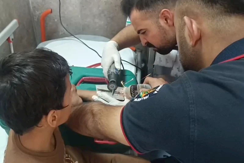 Parmağı sıkışan çocuğun yardımına itfaiye ekipleri yetişti