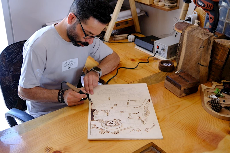 Ömrünü yitiren ceviz ağaçlarını sanat eserine dönüştürüyorlar