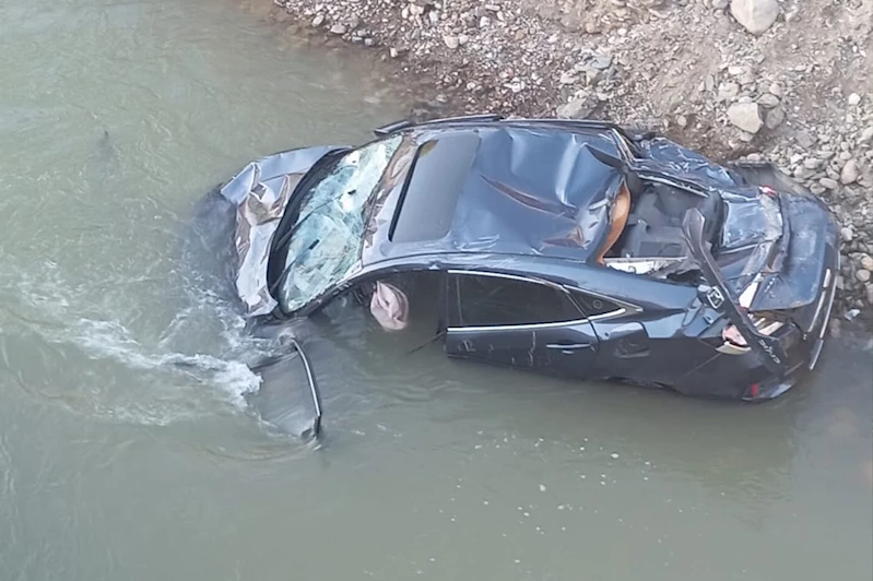 Bingöl’de araç Peri Çayına düştü: Anne ve kızı yaralandı