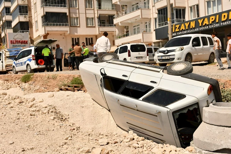 Otomobil manevra yaparken çukura düştü: 5 Yaralı   - Videolu Haber