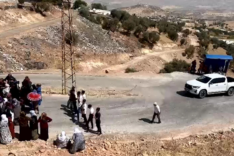 Köylerinde devam eden su sıkıntısı nedeniyle yol kapatarak eylem yaptılar