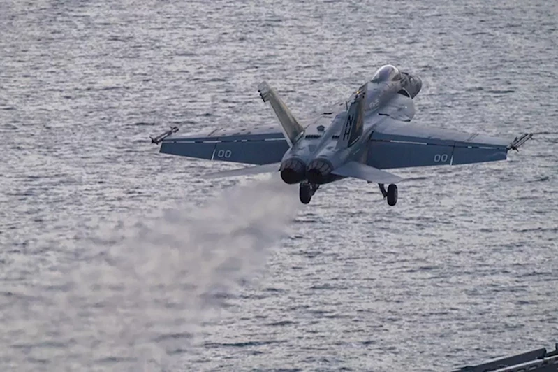 ABD donanmasına ait savaş uçağı okyanusa düştü